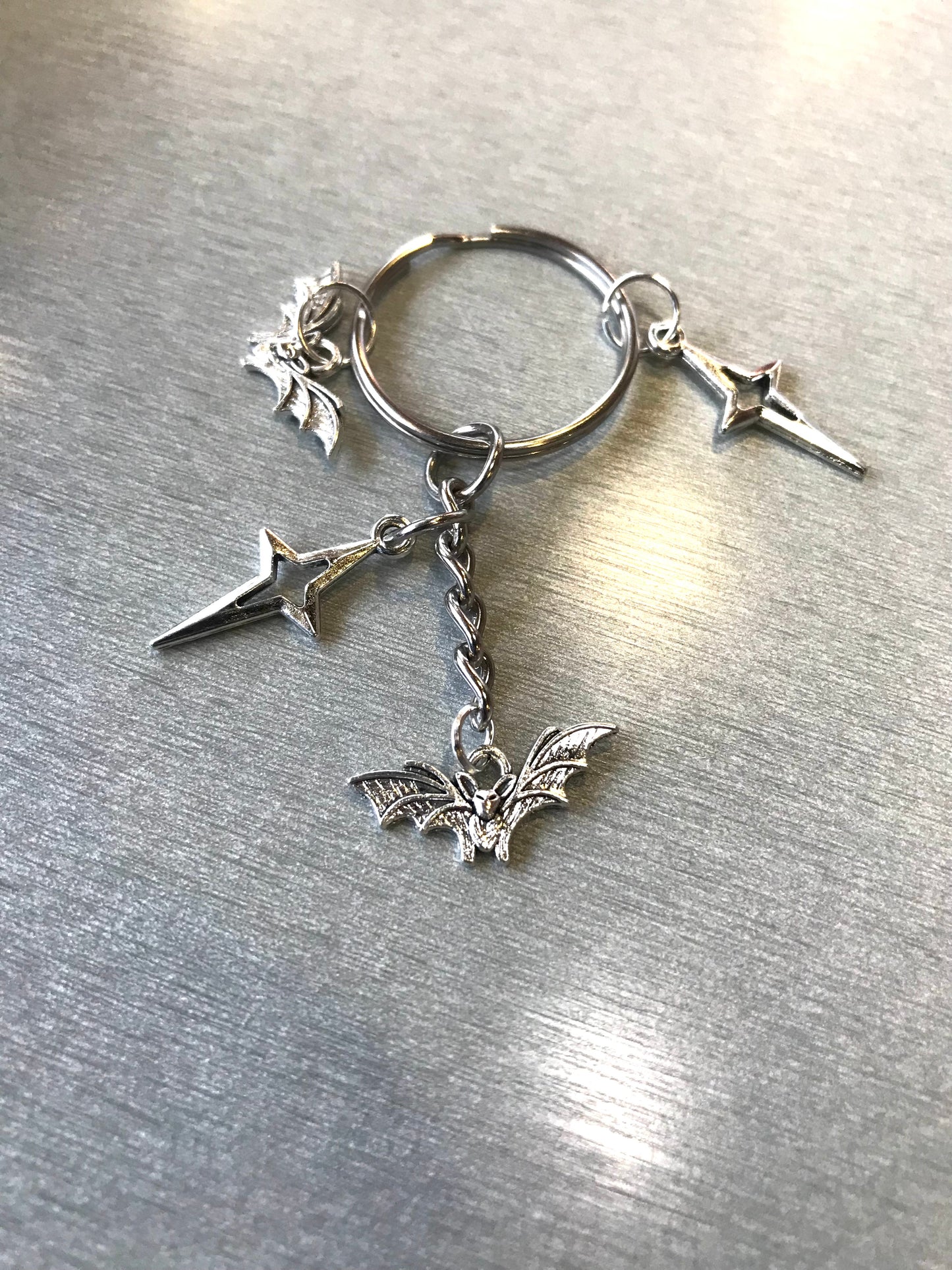 Silver Bats stars Keychain - Gothic Bats with Stars pendants keychain - Grunge Punk emo boho Y2K accessories jewelry