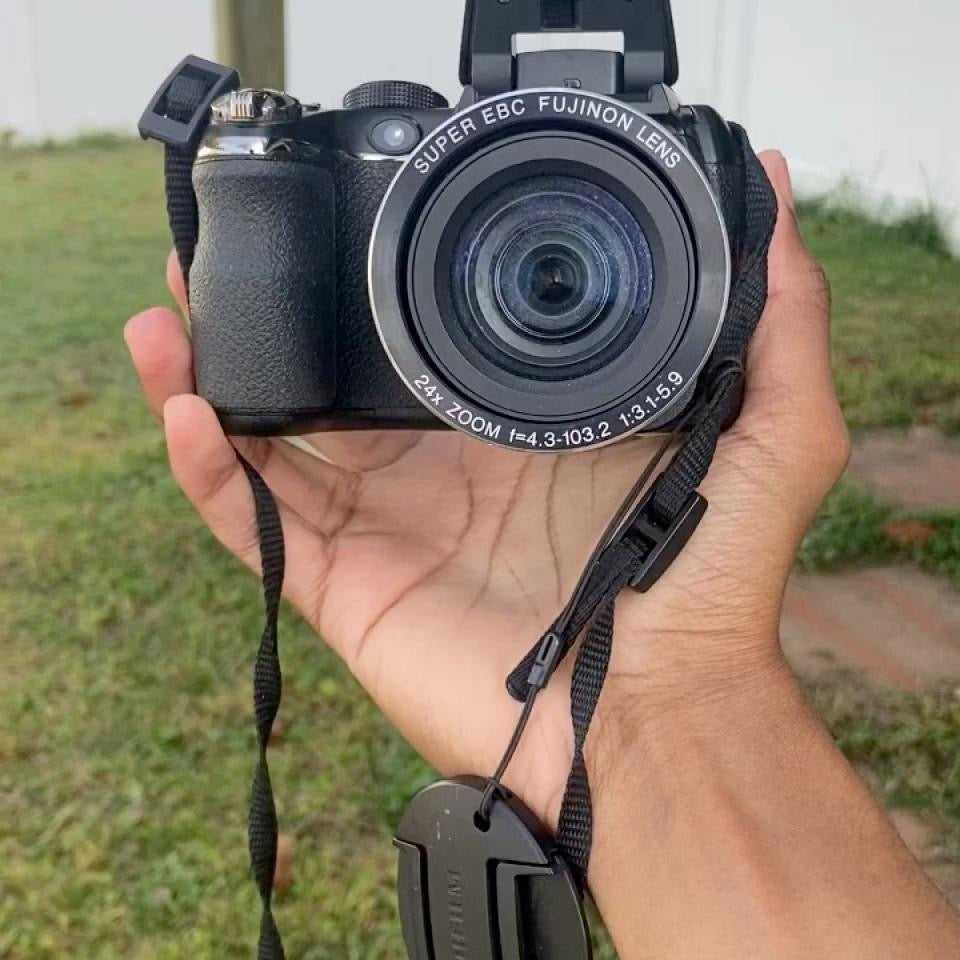 Fujifilm Finepix S4250WM 14MP 24X Digital Camera with Cap ,  Sd Card and  Carry Bag
Tested