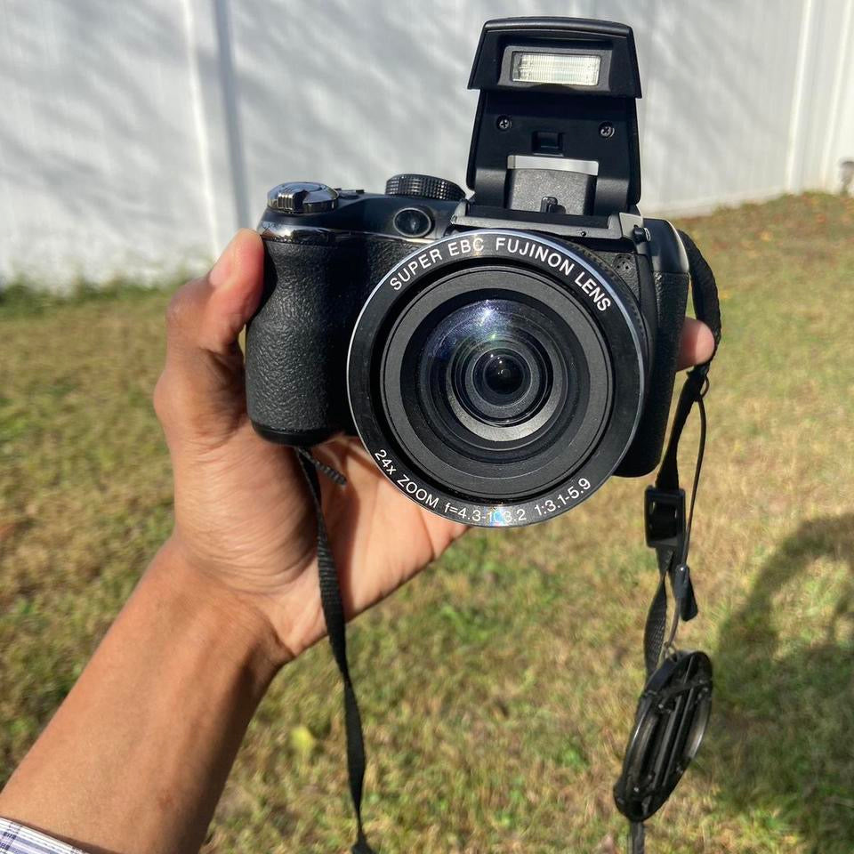 Fujifilm Finepix S4250WM 14MP 24X Digital Camera with Cap ,  Sd Card and  Carry Bag
Tested