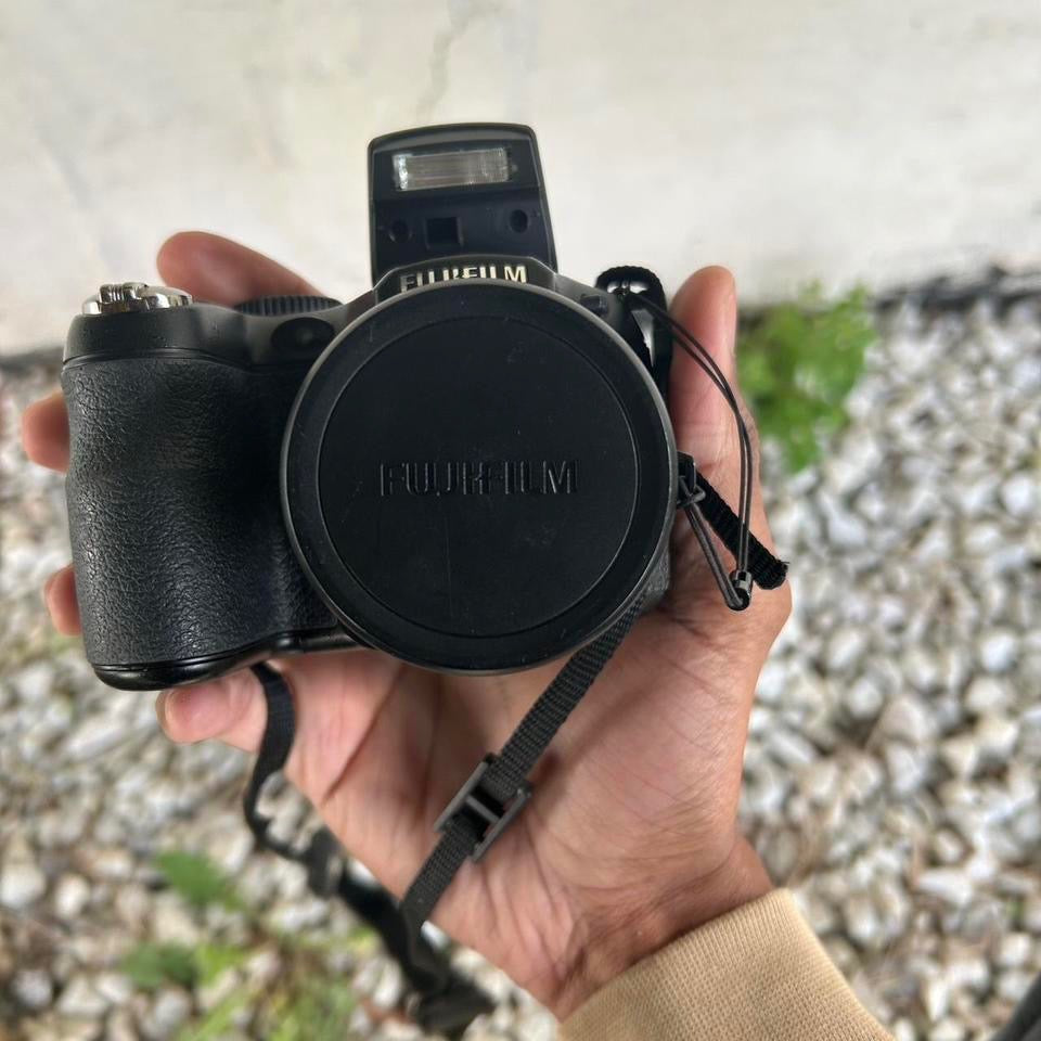 Fujifilm FinePix s1800 12 MP 18X Zoom Digital Camera Black WORKS w/strap +Sd Card +lens cover