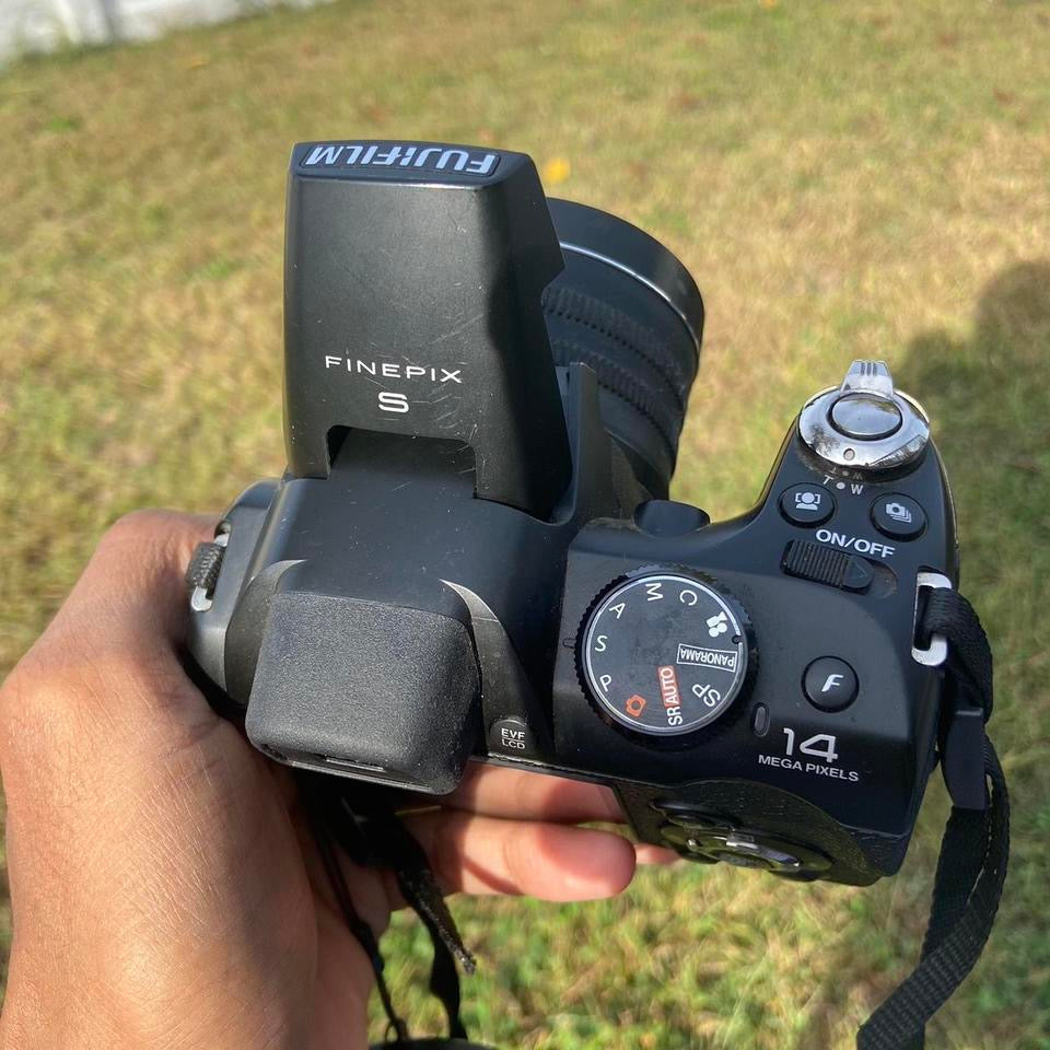 Fujifilm Finepix S4250WM 14MP 24X Digital Camera with Cap ,  Sd Card and  Carry Bag
Tested