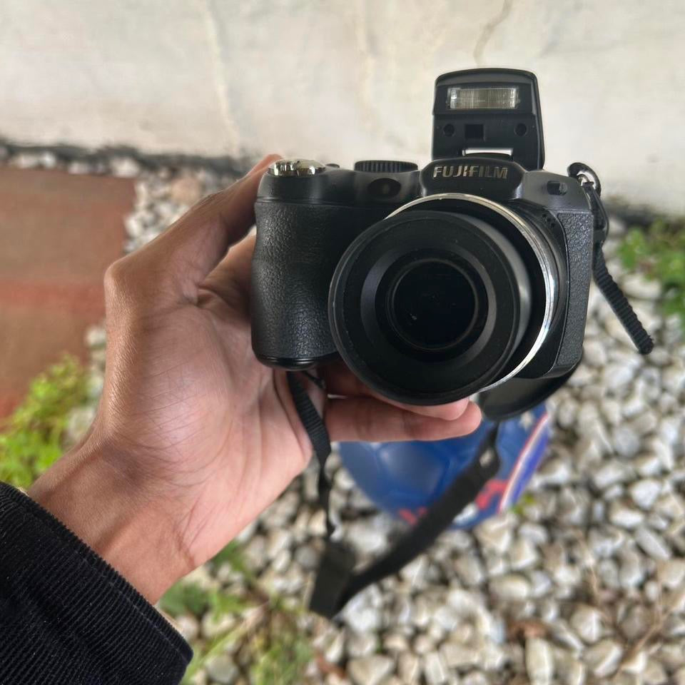 Fujifilm FinePix s1800 12 MP 18X Zoom Digital Camera Black WORKS w/strap +Sd Card +lens cover